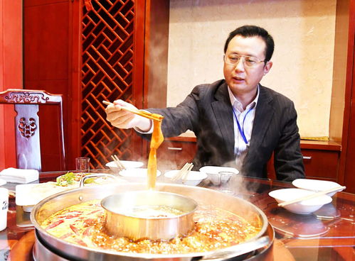 重庆一区委书记带头下馆子，展现亲民形象